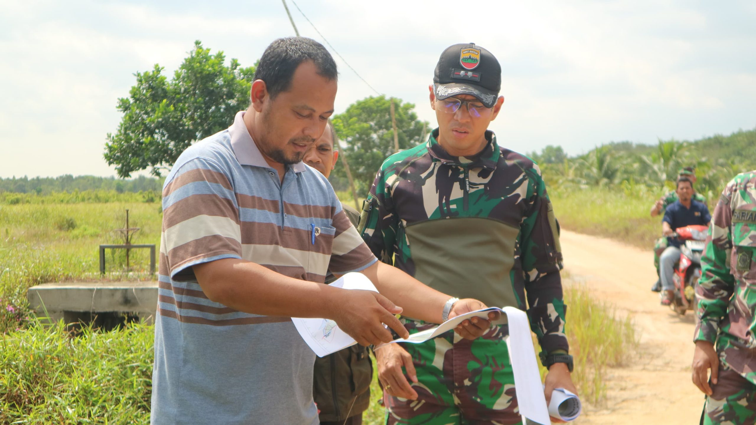 Dandim 0317/TBK, Letkol Inf Budianto Hamdani Damanik melakukan peninjauan lahan ketahanan pangan di Desa Teluk Radang.