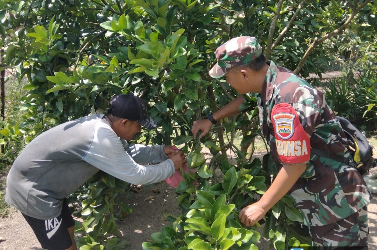 Babinsa Kelurahan Tanjung Batu Barat, Serka Sunarko Komsos Dengan Warga Binaan di Tanjung Batu Barat, Kecamatan Kundur.