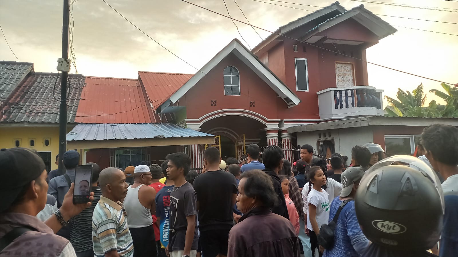 Warga Karimun kembali digegerkan dengan penemuan pria gantung diri di wilayah Telaga Timah, RT 002 RW 002 Kelurahan Sei Lakam Barat, Karimun.