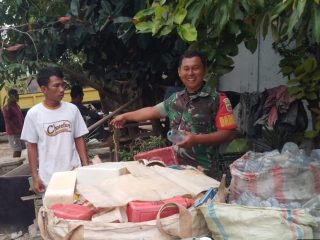 Babinsa Kel. Sungai Lakam Barat Koramil 01/Balai Sertu Sudiro melaksanakan Komsos dengan Warga Binaan di Kel. Sungai Lakam Barat.