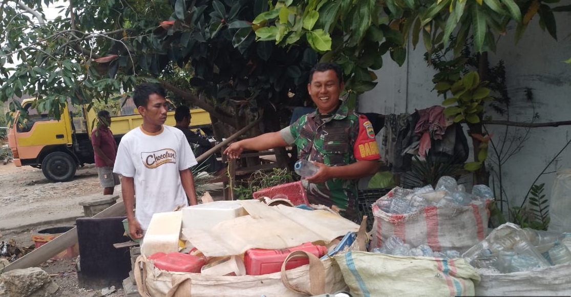 Babinsa Kel. Sungai Lakam Barat Koramil 01/Balai Sertu Sudiro melaksanakan Komsos dengan Warga Binaan di Kel. Sungai Lakam Barat.