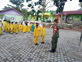 Babinsa Kel. Sungai Pasir Koramil 01/Balai Praka D. Hasibuan Memberikan Materi Dasar PBB kepada Siswa/i SDN 004 Kel. Sungai Pasir.