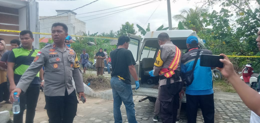 Seorang wanita ditemukan meninggal dunia di dalam kamar rumah nya, di Perumahan Sinar Indah II Blok K36 RT 004 RW 007, Kelurahan Teluk Uma.