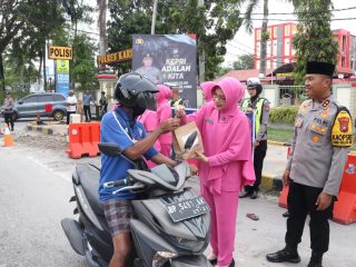 Kapolres Karimun AKBP Fadli Agus didampingi Ketua Bhayangkari Cabang Karimun bagi-bagi takjil jelang buka puasa di depan Mako Polres Karimun, Jumat (15/3/2024).