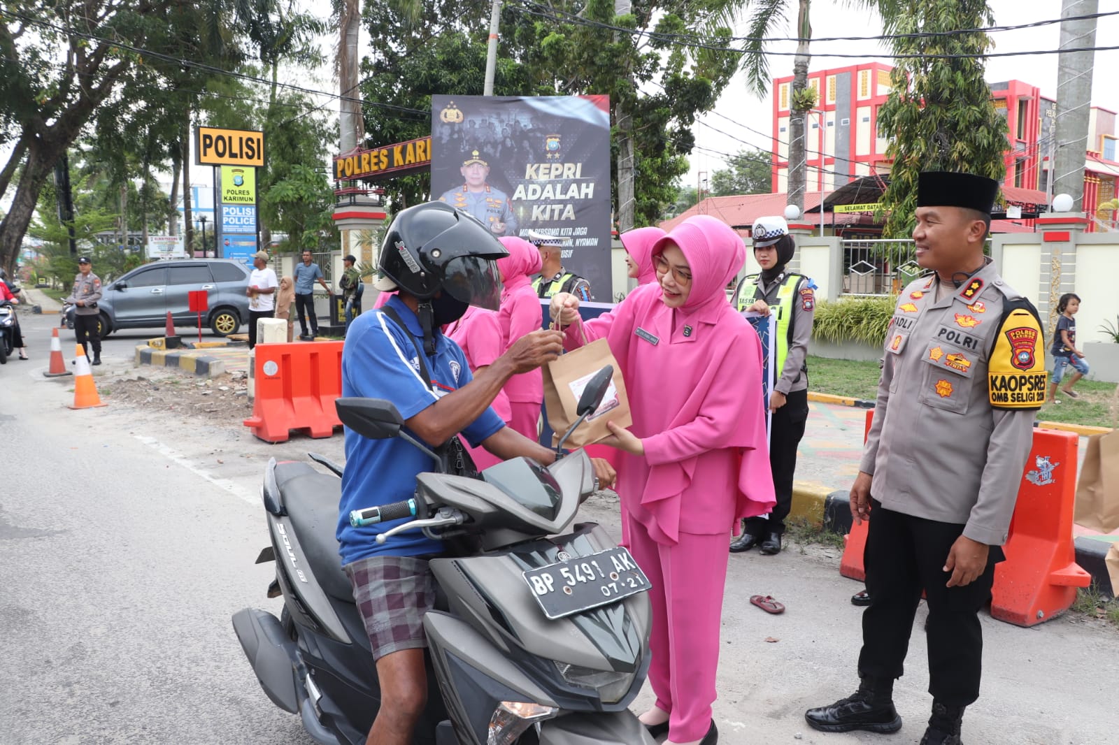 Kapolres Karimun AKBP Fadli Agus didampingi Ketua Bhayangkari Cabang Karimun bagi-bagi takjil jelang buka puasa di depan Mako Polres Karimun, Jumat (15/3/2024).