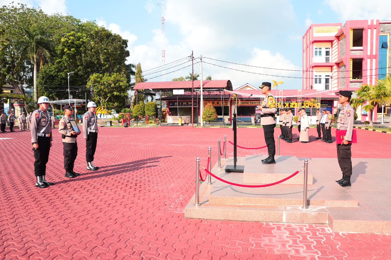 Kapolres Karimun, AKBP Fadli Agus pimpin upacara Pemberhentian Tidak Dengan Hormat (PTDH) terhadap Brigadir Polisi (Brigpol) berinisial AM.