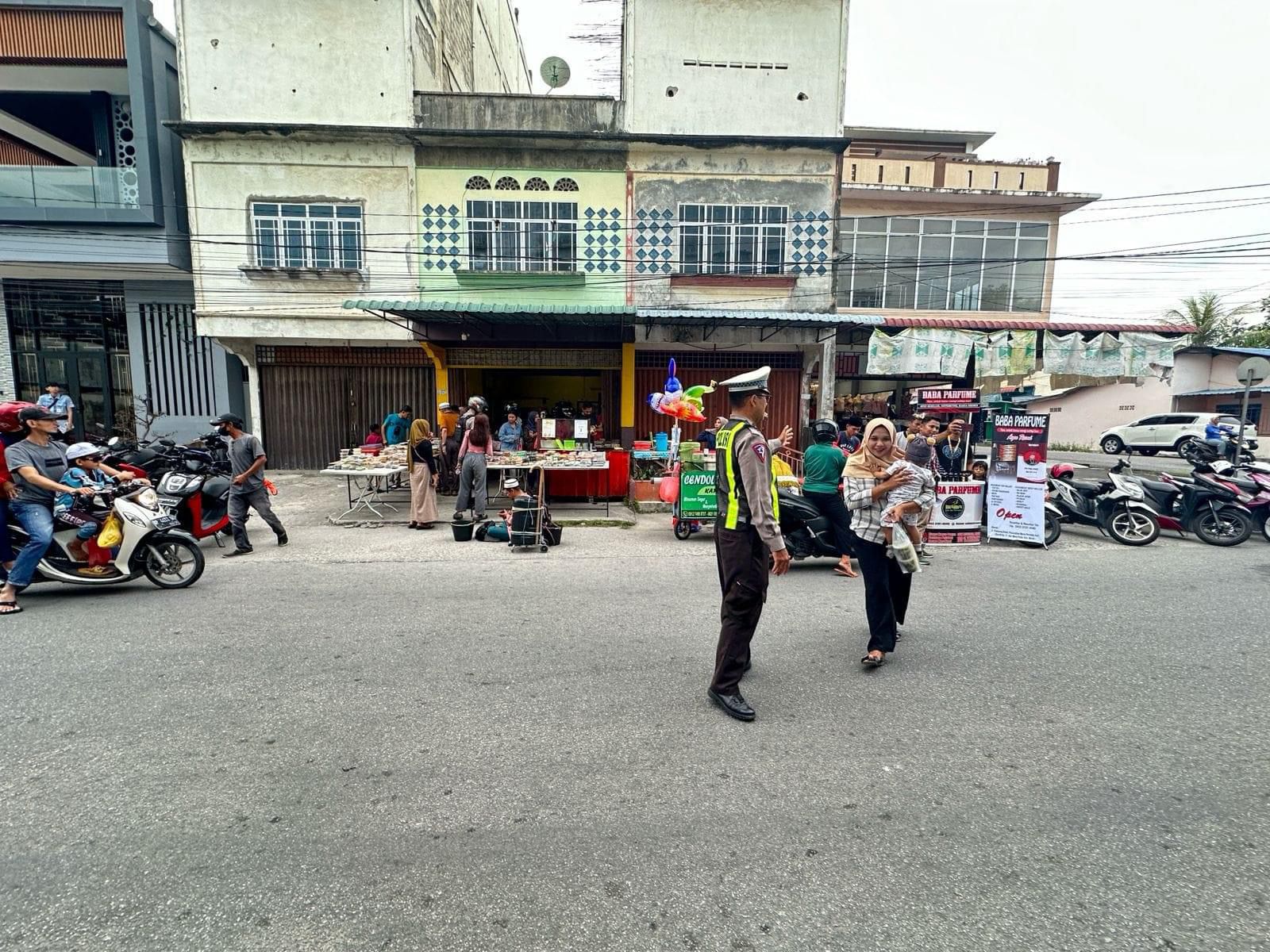 106 Personel Polres Karimun Laksanakan Pengamanan Pasar Tumpah Jelang Berbuka Puasa.