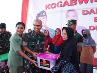 Dandim 0317/TBK menghadiri kegiatan pembagian paket sembako dari Pangkogabwilhan I untuk masyarakat Kabupaten Karimun.