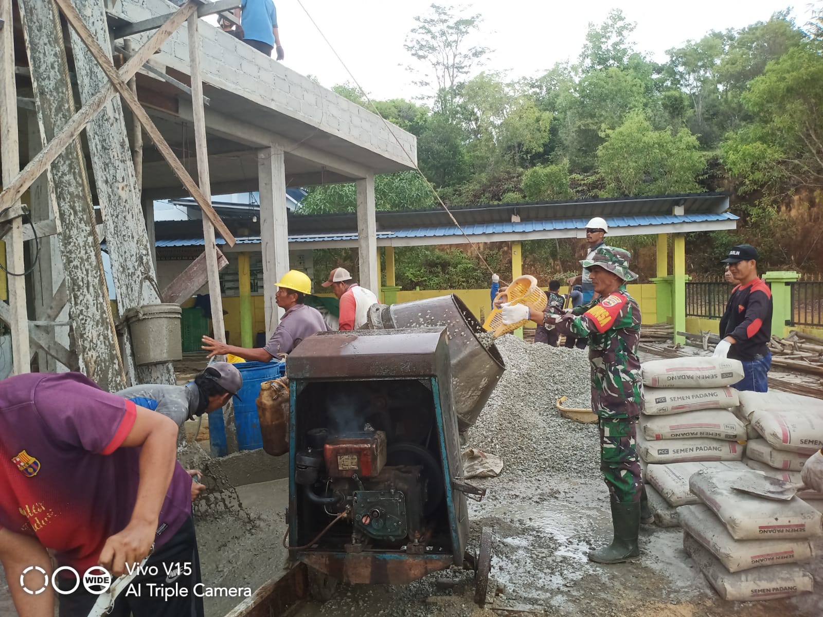 Babinsa Kel. Harjosari Koramil 04/Tebing Sertu Antoni Menghadiri Kegiatan Gotong Royong di Masjid Fatkhul Jannah Kel. Harjosari.