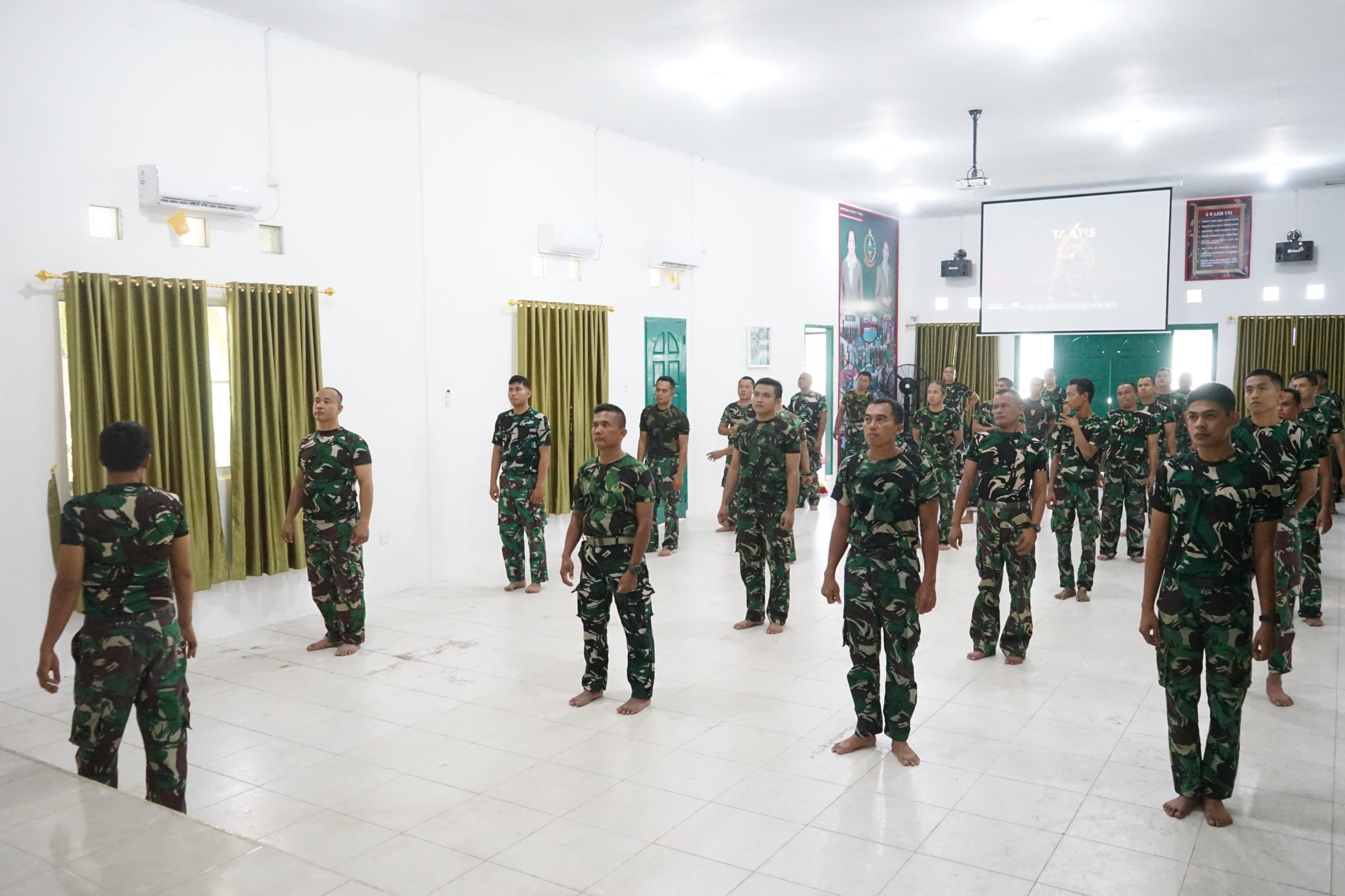 Dalam Menjaga Kemapuan Dasar Bela Diri Perorangan Personel Kodim 0317/TBK Melaksanakan Latihan Bela Diri Taktis di Dojo Makodim 0317/TBK.