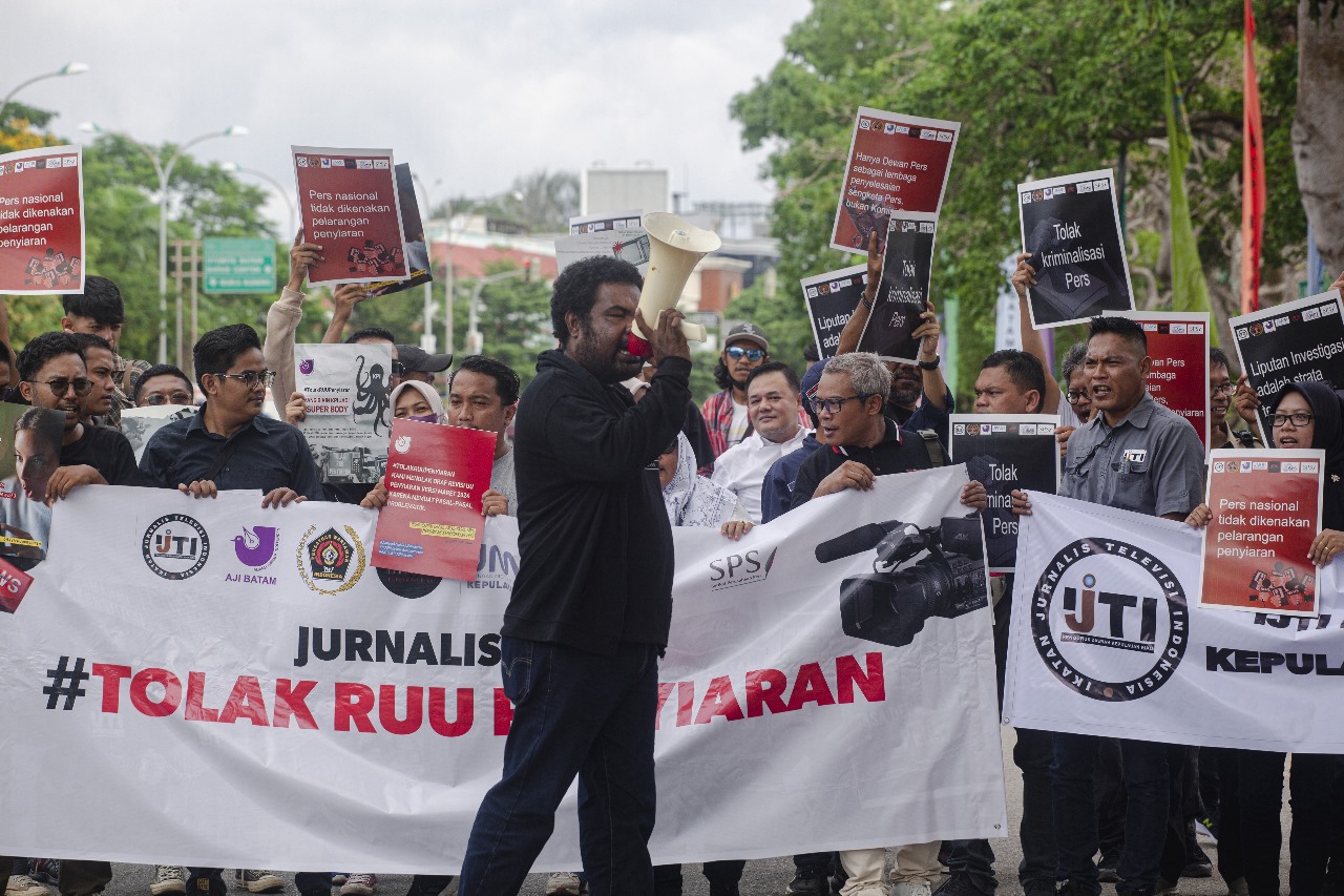 Puluhan jurnalis yang tergabung dalam Aliansi Jurnalis Kepri melakukan aksi unjuk rasa, menolak RUU Penyiaran, di depan kantor DPRD Batam.