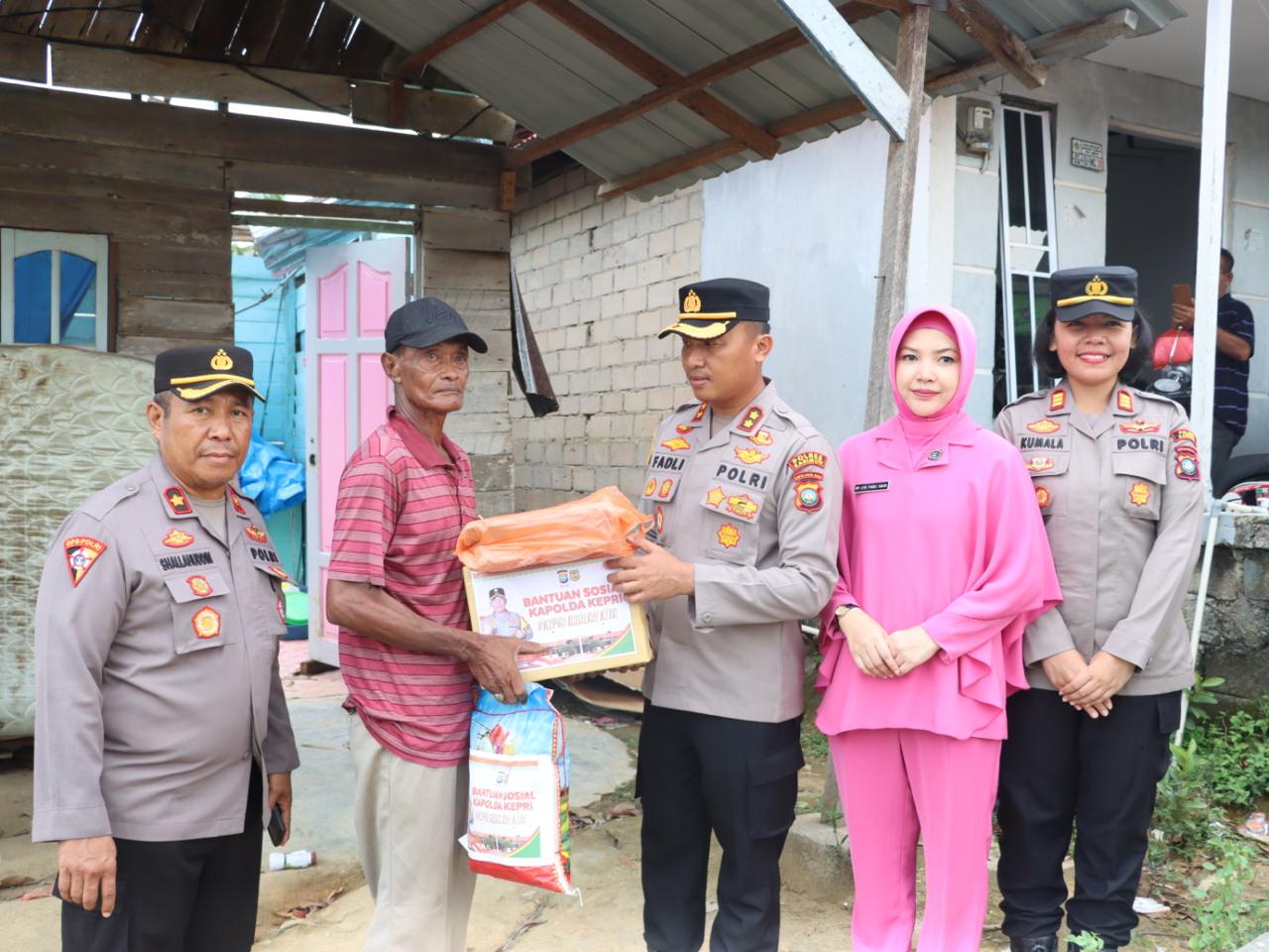 Kapolres Karimun AKBP Fadli Agus bersama Bhayangkari Cab. Karimun memberikan bantuan sosial Kapolda Kepri dan peduli Bhayangkari Karimun.