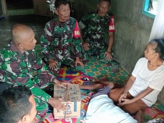 Danramil 03/Kundur, Kapten Cpl Eka S. Nasution bersama Babinsa berikan sembako kepada Warga Binaan yang terdampak Polio di Kecamatan Ungar.