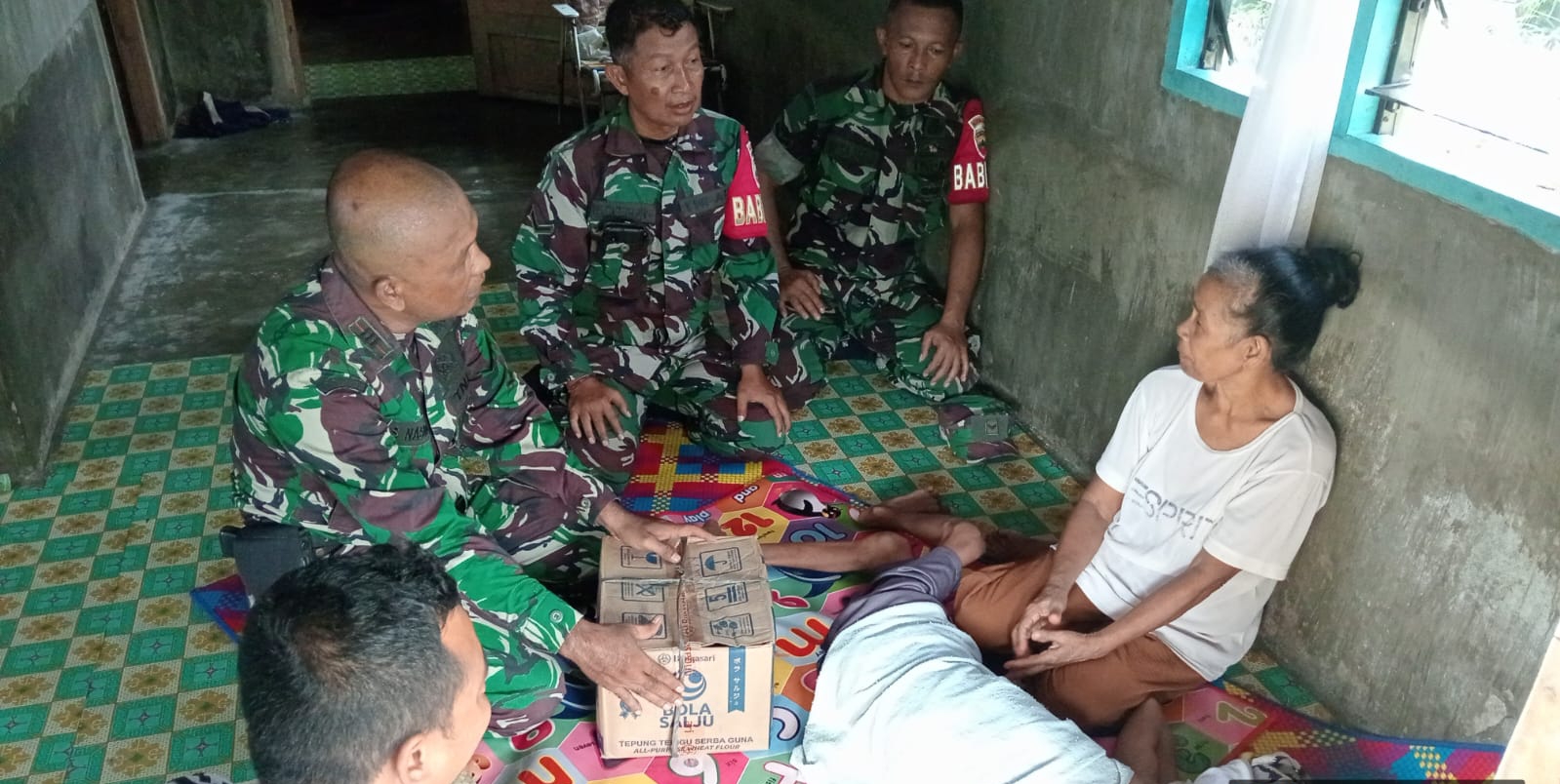 Danramil 03/Kundur, Kapten Cpl Eka S. Nasution bersama Babinsa berikan sembako kepada Warga Binaan yang terdampak Polio di Kecamatan Ungar.