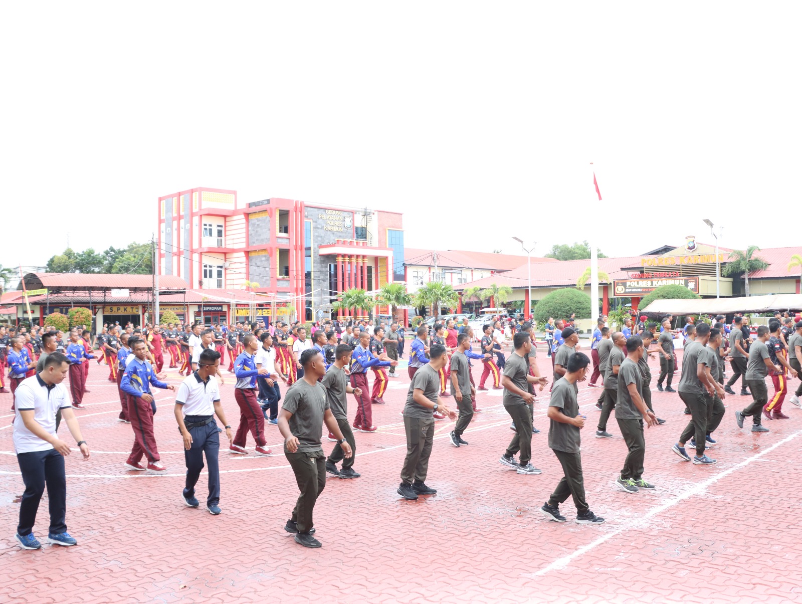 Semarak dalam rangka menyambut Hari Bhayangkara ke-78, Polres Karimun melaksana kegiatan olahraga bersama TNI-Polri dengan Instansi terkait.