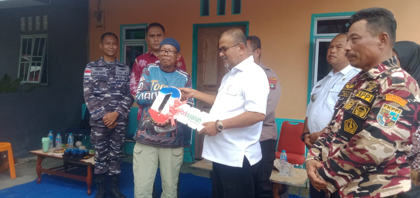 Bupati Karimun, Aunur Rafiq menyerahkan kunci rumah milik Burman, warga RT 001/RW 004, Kelurahan Sei Lakam Timur, Rabu (26/6/2024).