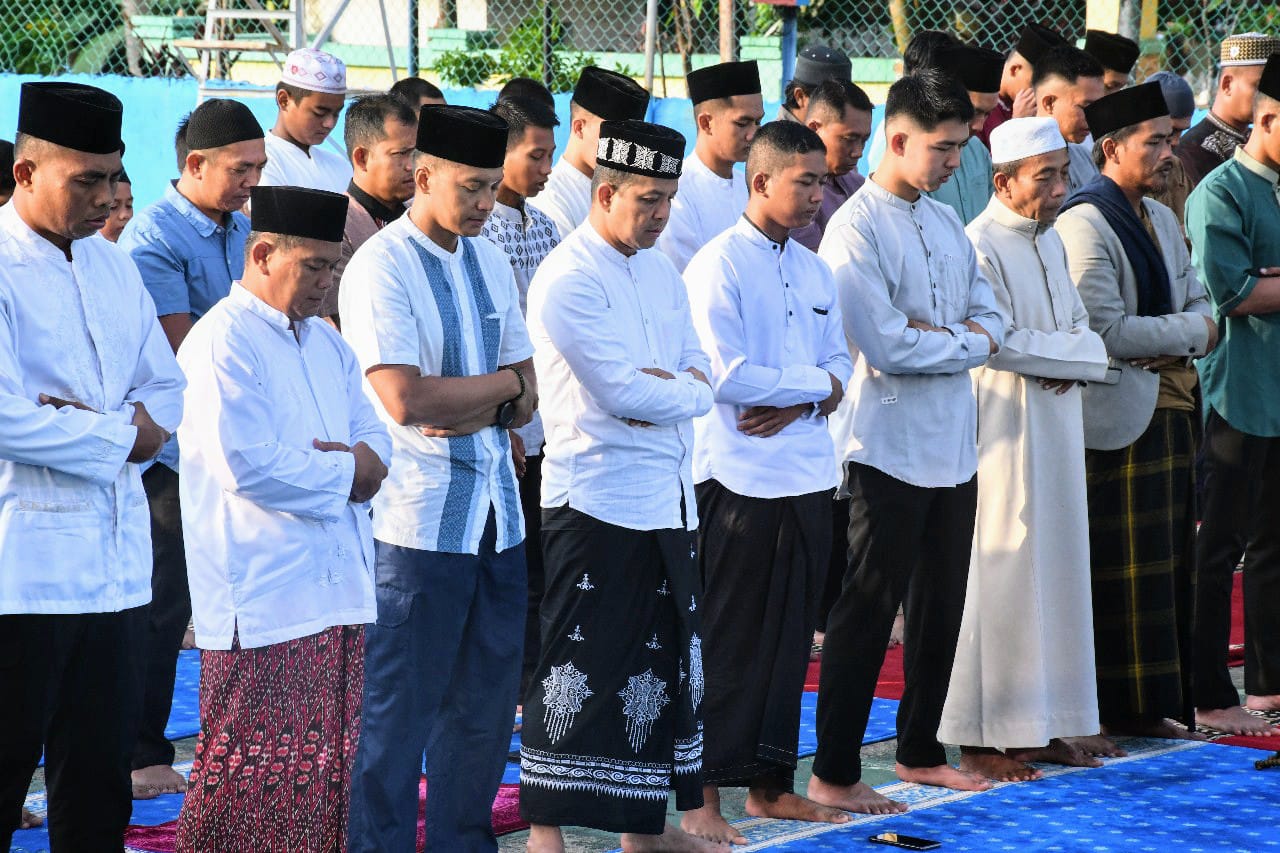 Keluarga besar Lanal TBK melaksanakan shalat Id Idul Adha 1445 H di lapangan Volley Komplek Rumah Dinas Lanal TBK di Bukit Senang.