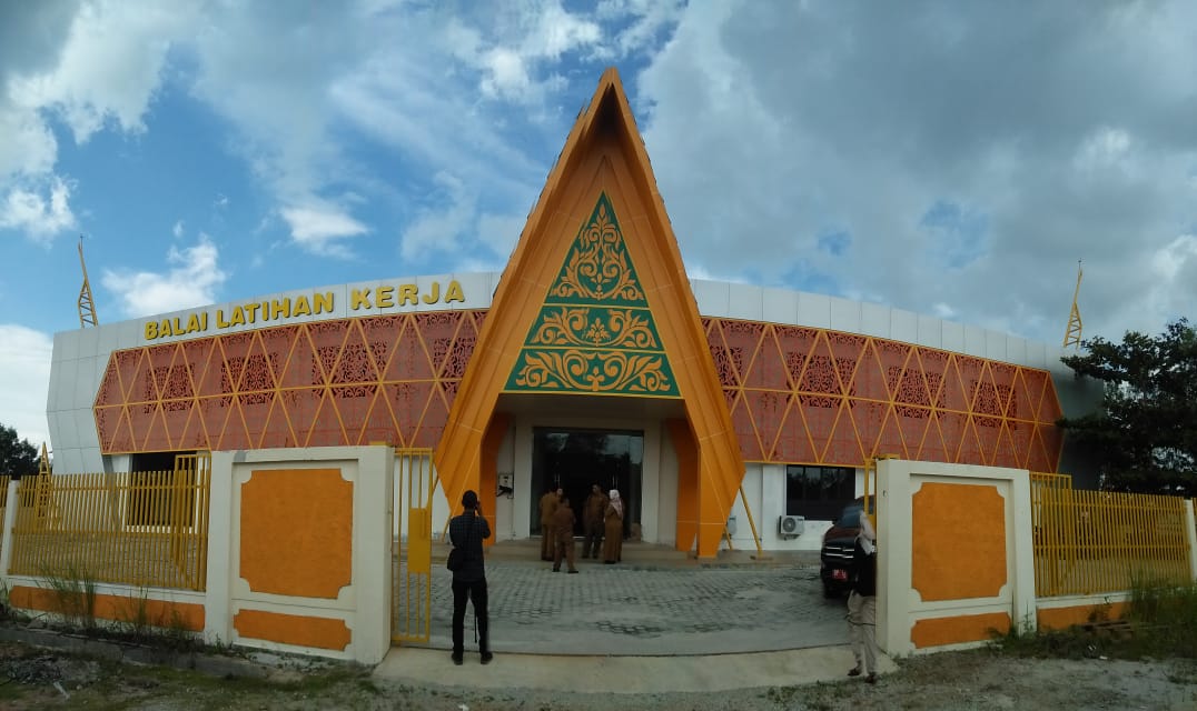 Gubernur Kepri, Ansar Ahmad didampingi Bupati Karimun, Aunur Raqif meninjau gedung Balai Latihan Kerja (BLK) Karimun, Provinsi Kepri.