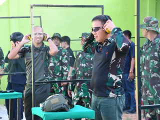 Brigjen TNI Jimmy Watuseke Danrem 033/WP mengikuti lomba menembak Pistol Farewell Letkol Inf Budianto Hamdani Damanik.