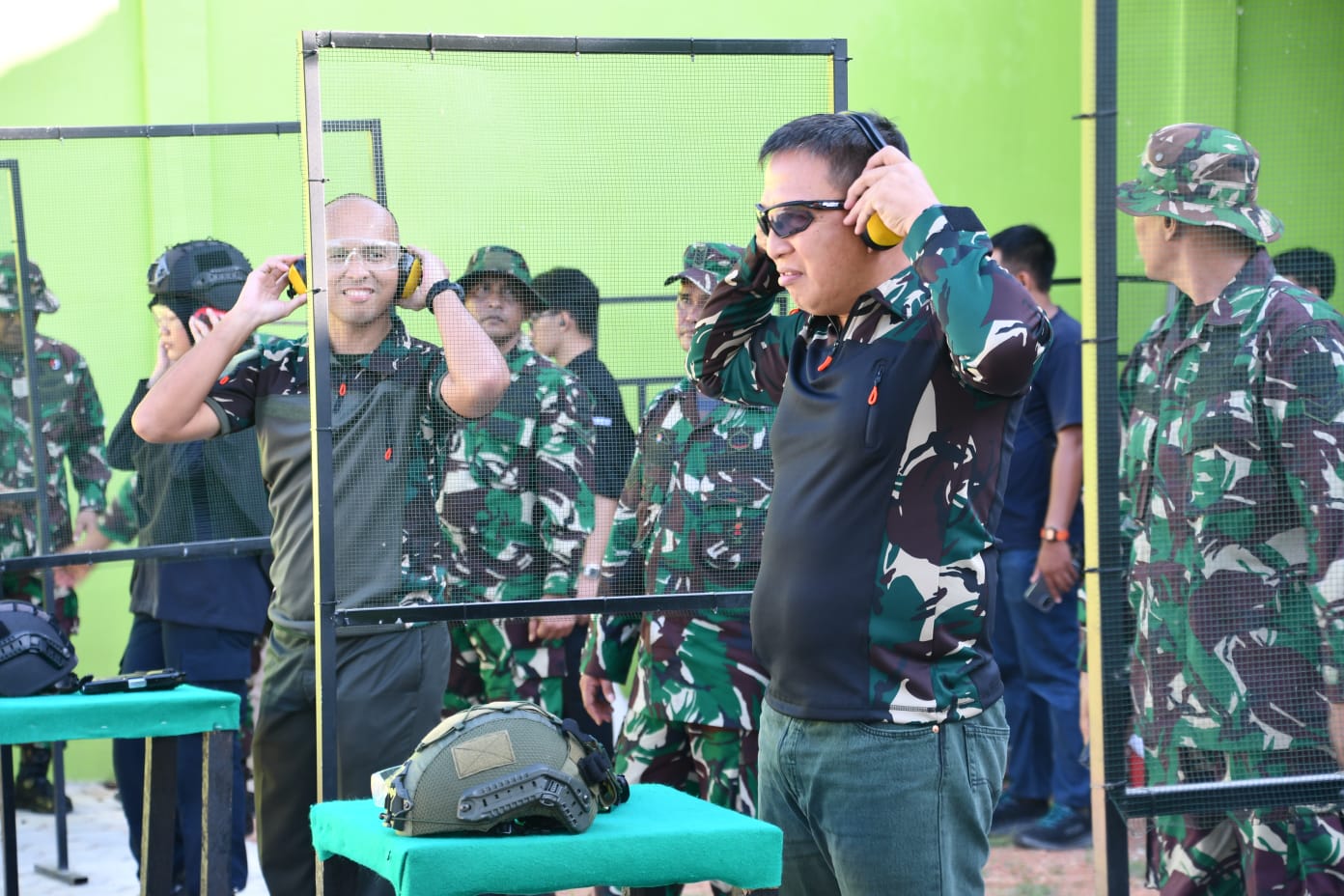 Brigjen TNI Jimmy Watuseke Danrem 033/WP mengikuti lomba menembak Pistol Farewell Letkol Inf Budianto Hamdani Damanik.