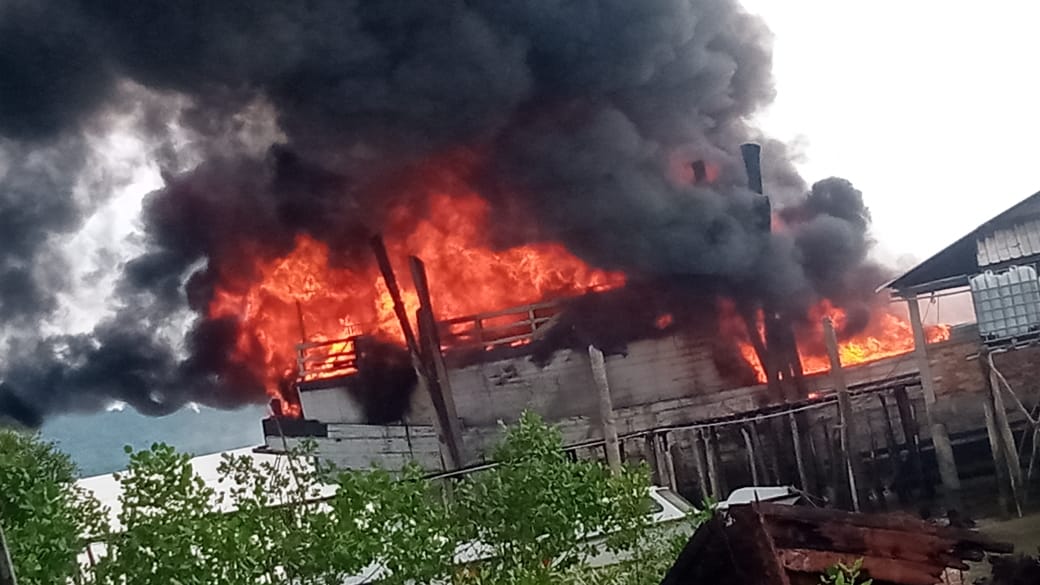 Kapal Kargo KLM. Sukses Perkasa milik PT. Pelayaran Nasional Widi Jasa Ekspress terbakar di Pelantar CV. Bandar Karimun, Kecamatan Buru.