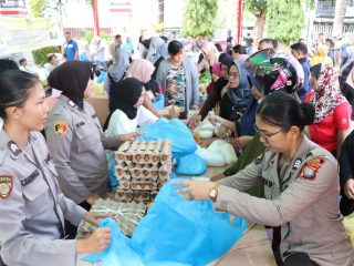 Pasar Murah yang digelar di halaman Polres Karimun diserbu ratusan masyarakat Kabupaten Karimun, Sabtu (8/6/2024)