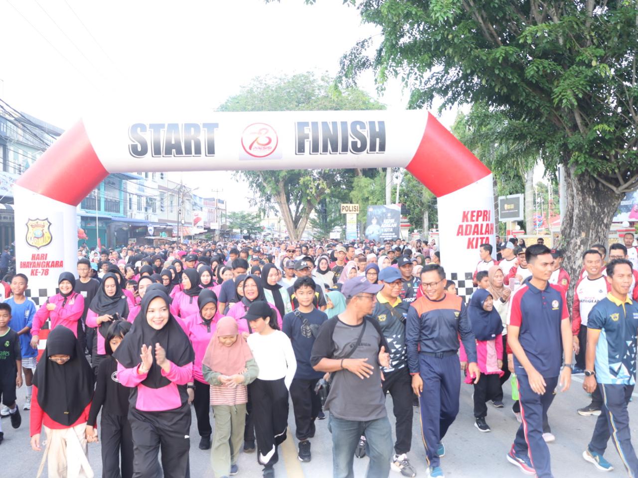 Ribuan masyarakat ikut memeriahkan olah raga senam bersama dan jalan santai yang digelar Polres Karimun, Minggu (9/6/2024).