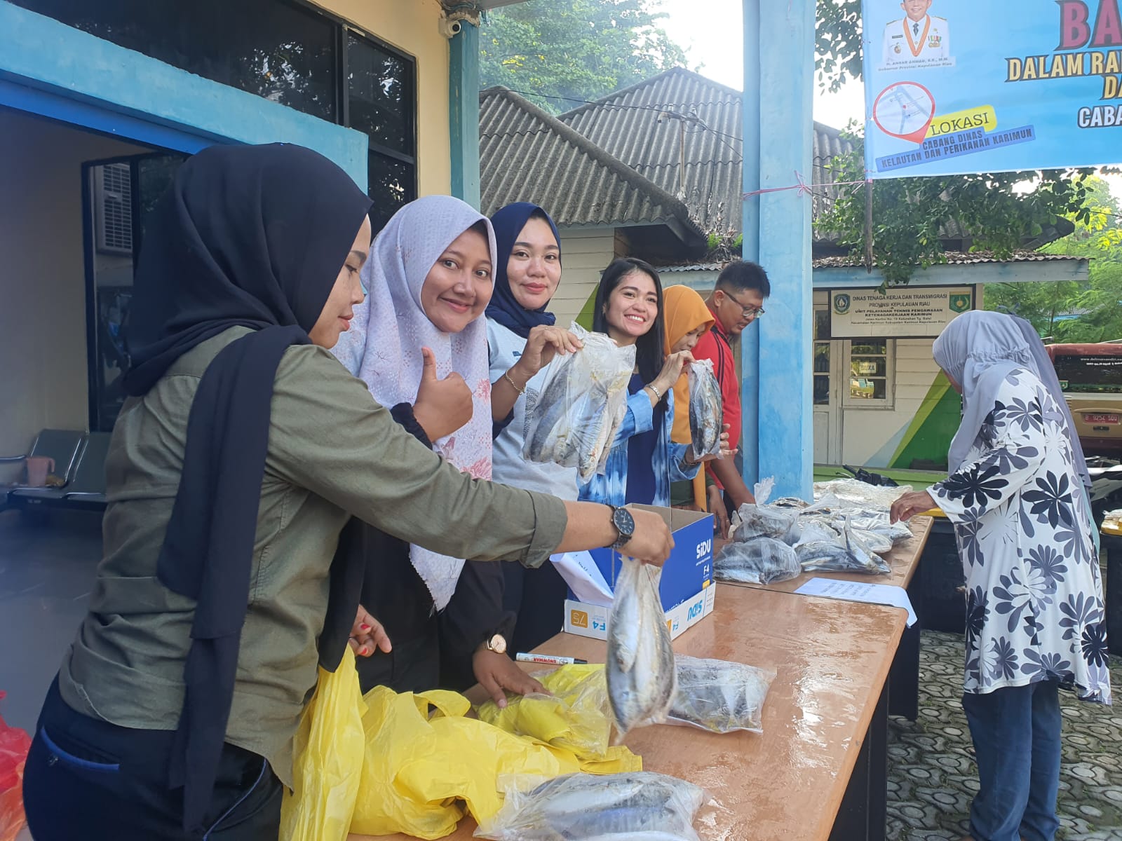 Cabang Dinas Kelautan dan Perikanan (DKP) Karimun, Provinsi Kepulauan Riau menggelar Bazar Ikan Murah, Selasa (11/6/2024)