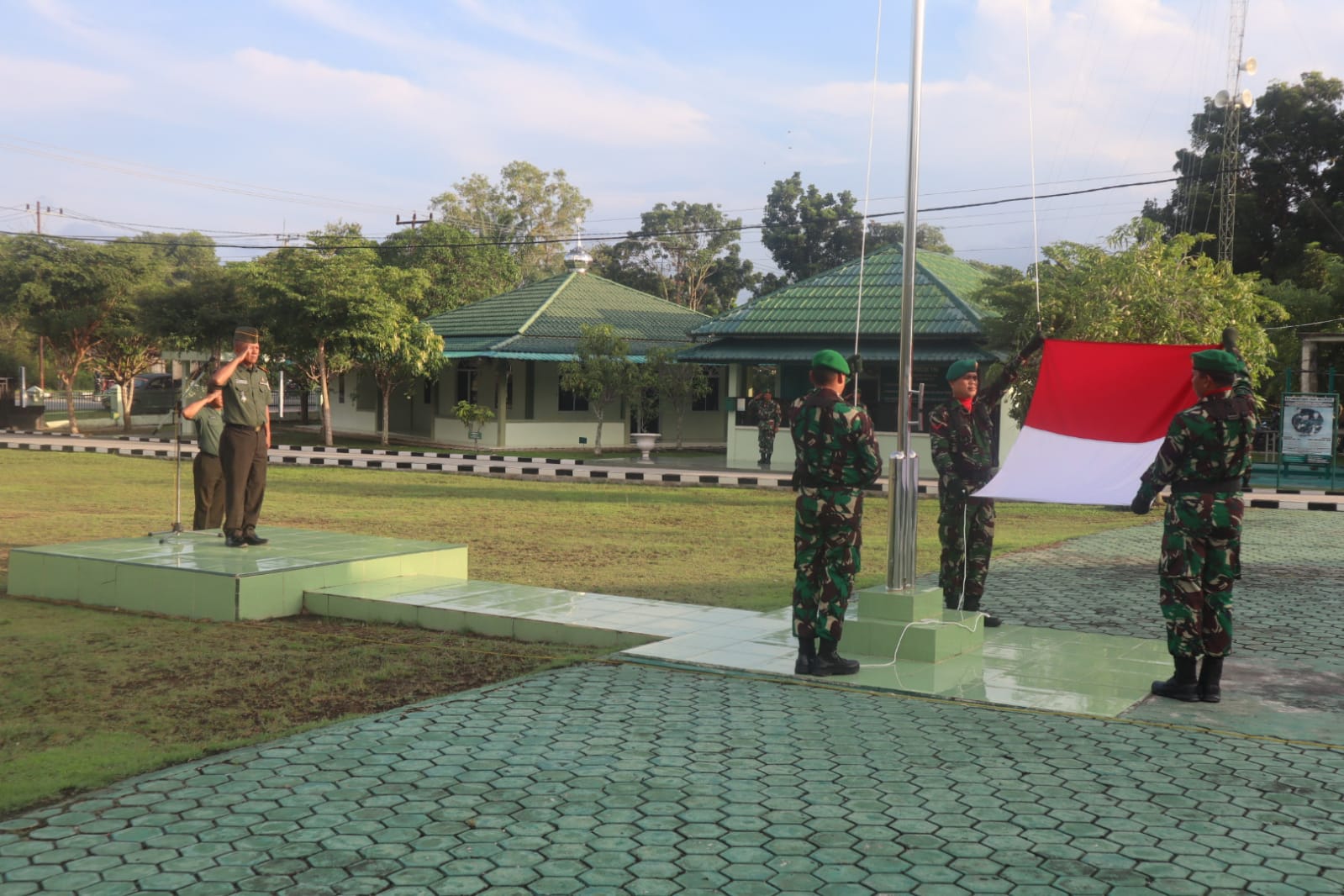 Danramil 04/Tebing, Kodim 0317/TBK Kapten Inf. Ridwan Nainggolan bertindak sebagai inspektur upacara 17 an di bulan Juni, Kamis (20/6/2024).