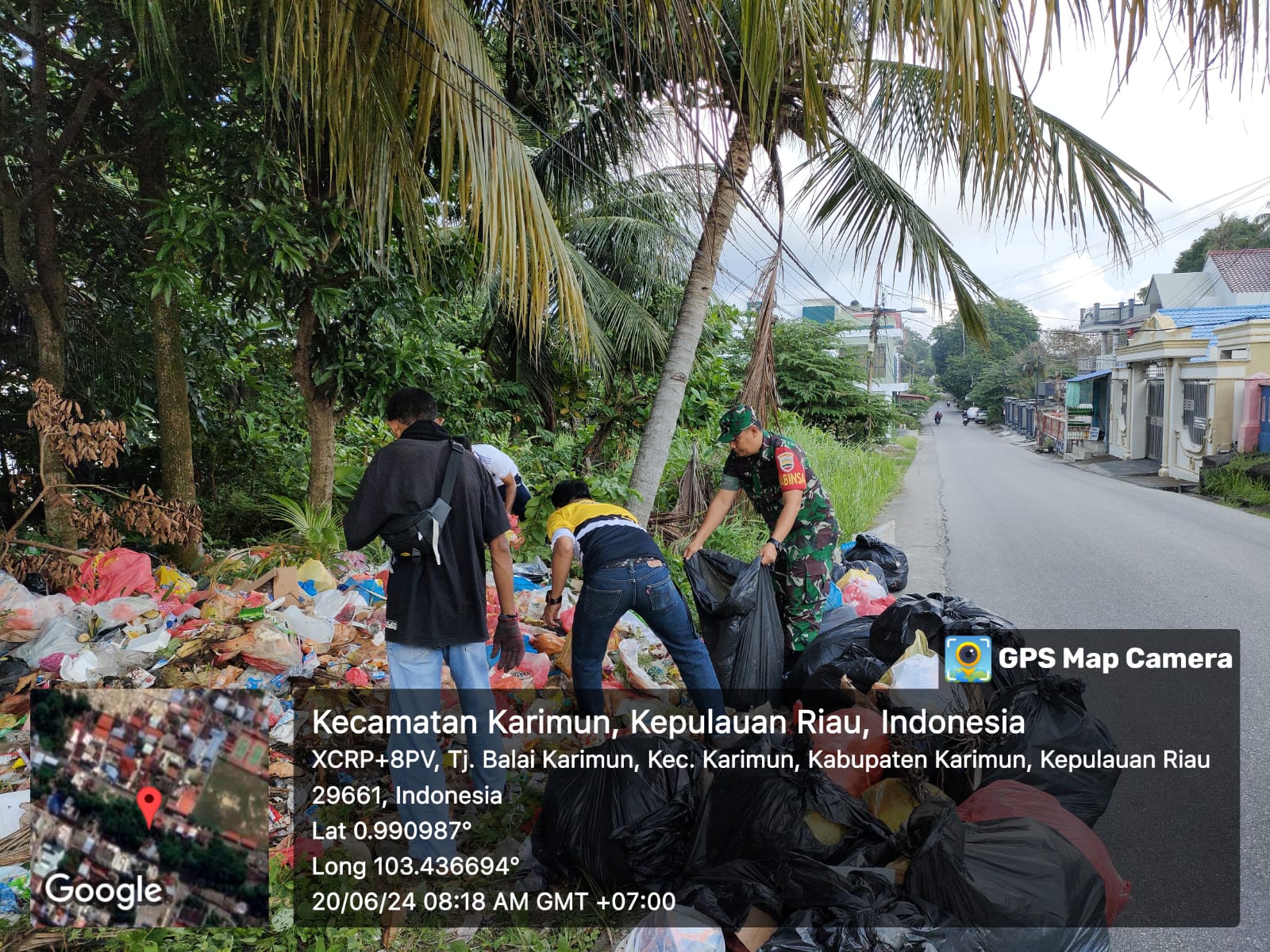 Babinsa Kelurahan Tanjung Balai Kota, Koramil 01/Balai Kodim 0317/TBK, Sertu Misman gotong-royong bersama, Kamis (20/6/2024).