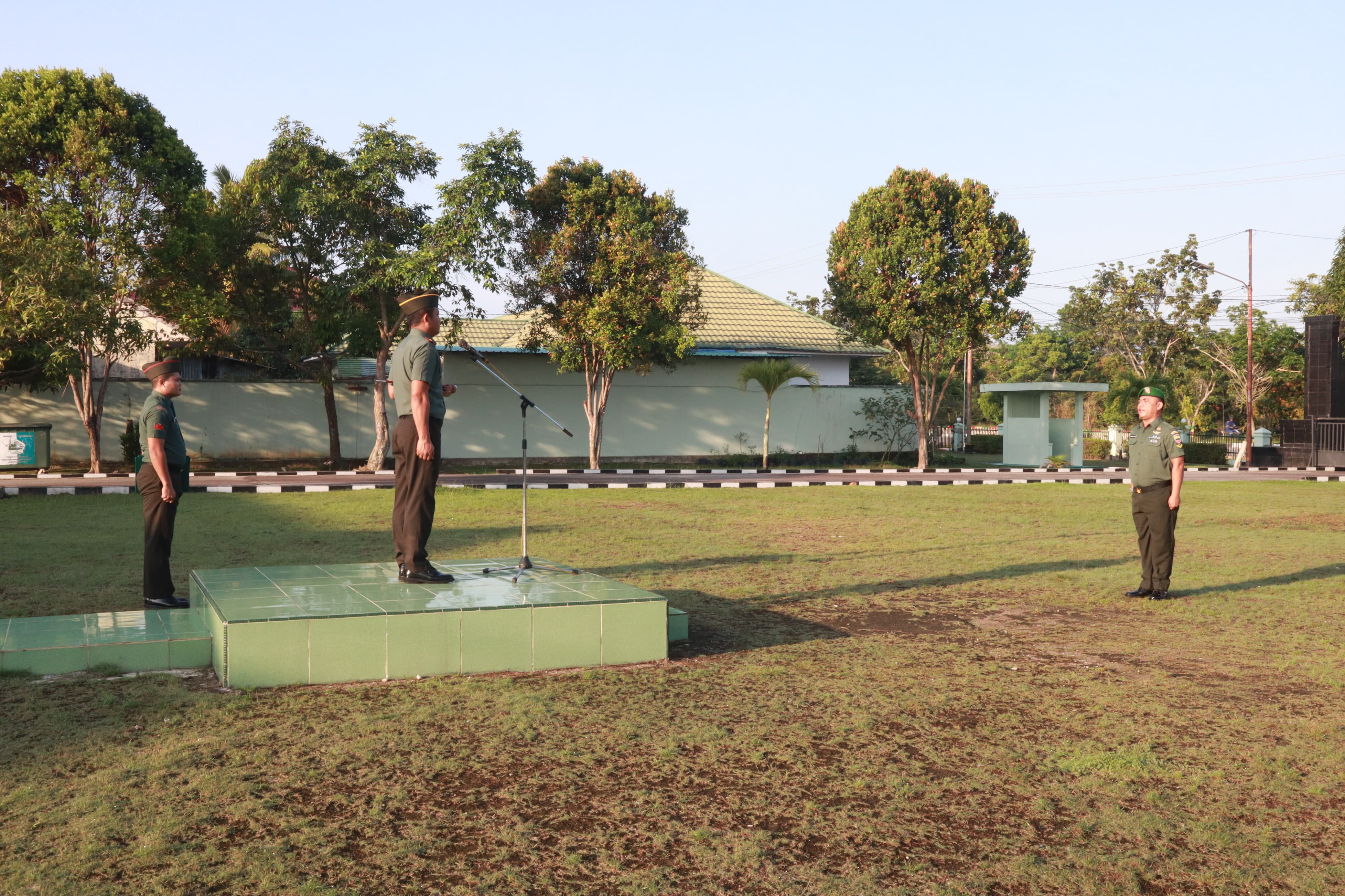 Kodim 0317/TBK menggelar upacara bendera rutin, yang dipimpin oleh Komandan Kodim (Dandim), Letkol Inf Ida Bagus Putu Midita.