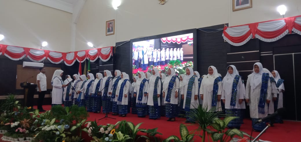 Ketua BKMT Kepri, Dewi Kumalasari Ansar melantik Pengurus Daerah BKMT Kabupaten Karimun periode 2024-2029, di Gedung Nasional.