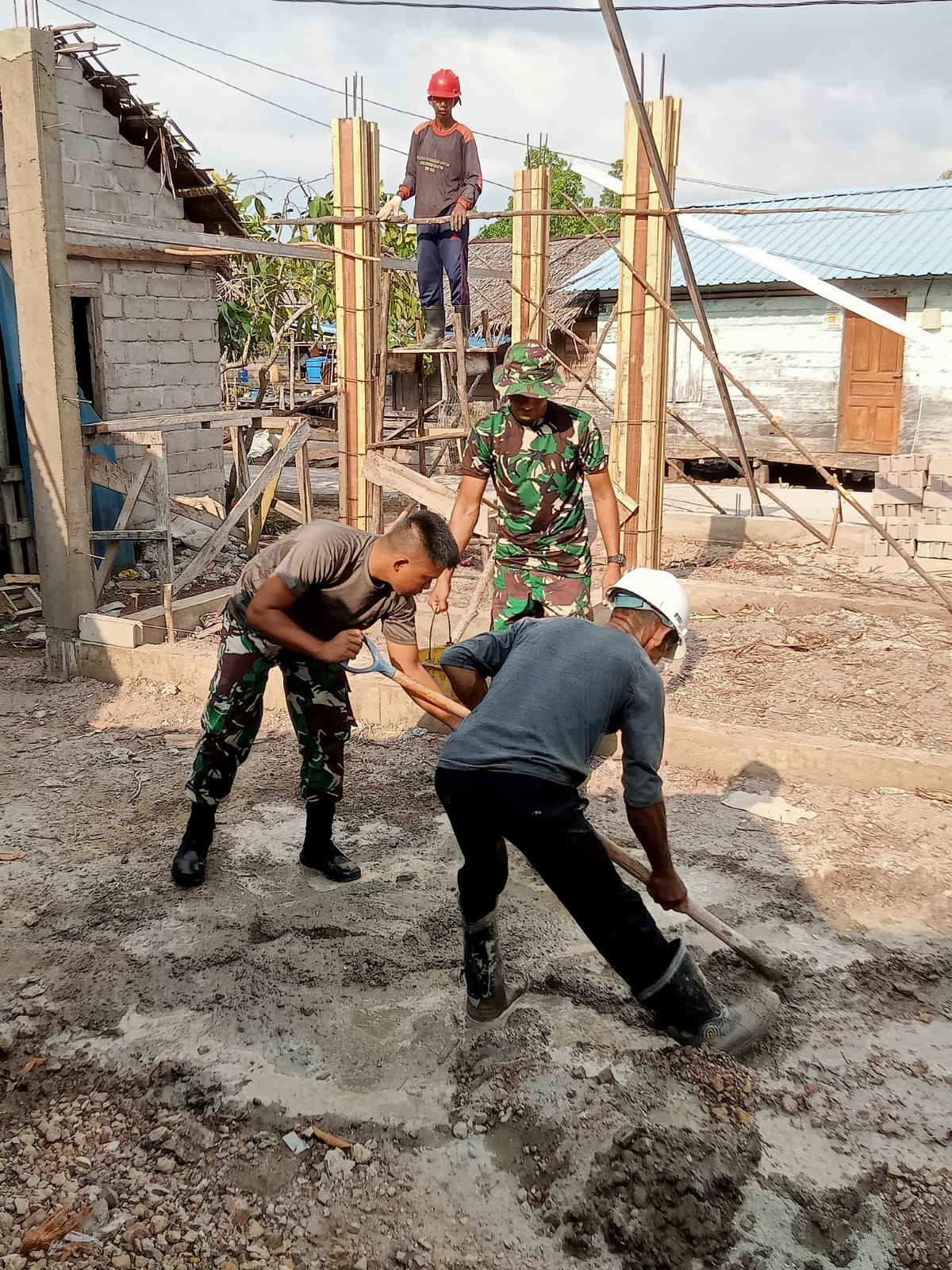 Anggota Satgas TMMD ke-121 Kodim 0317/TBK semangat mengerjakan pembangunan Rumah Tidak Layak Huni (RTLH) milik Kalyanti di Desa Sanglar.