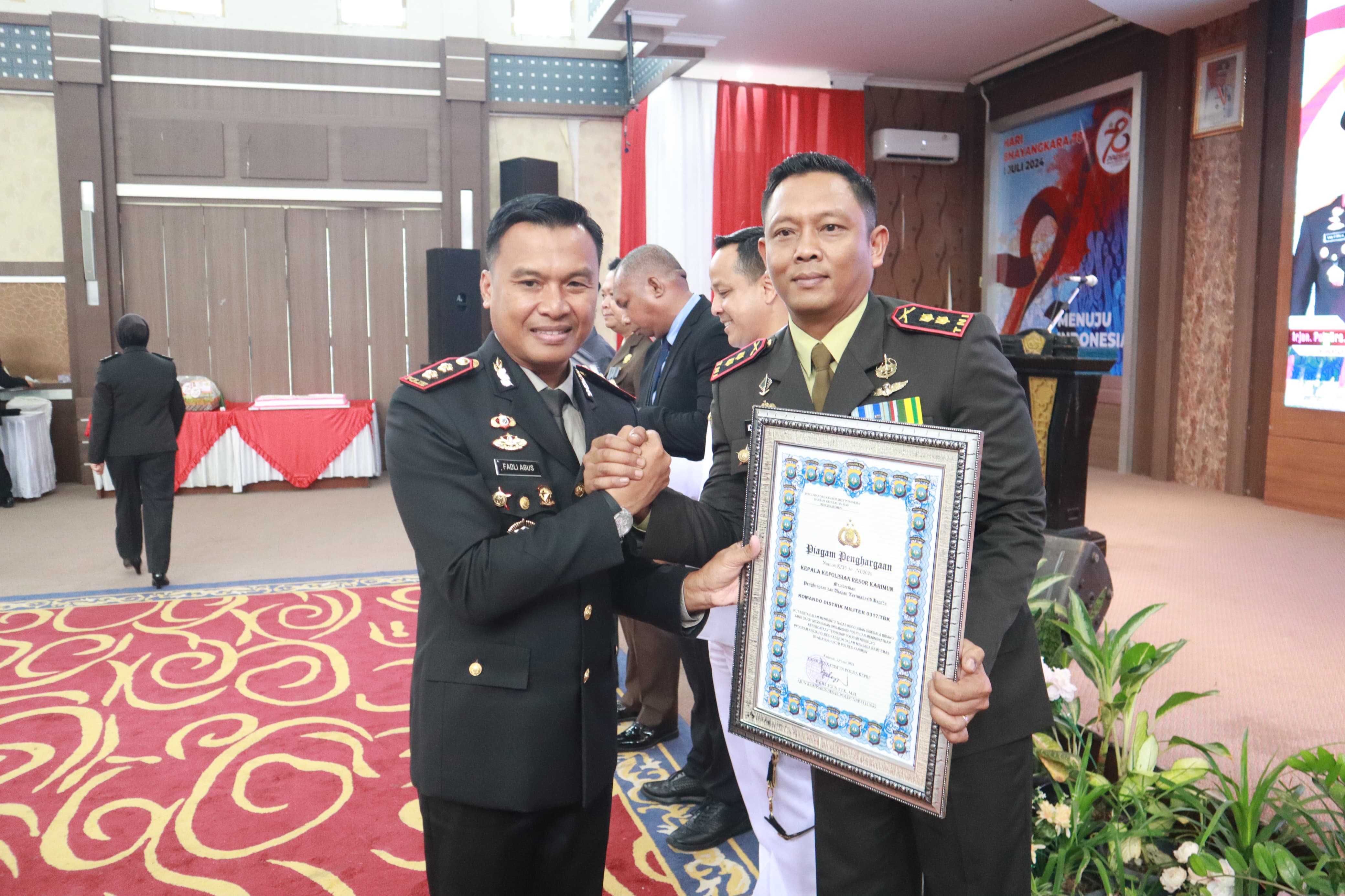 Komandan Kodim 0317/TBK, Letkol Inf Ida Bagus Putu Mudita menerima penghargaan dari Kapolres Karimun, AKBP Fadli Agus, Senin (1/7/2024).