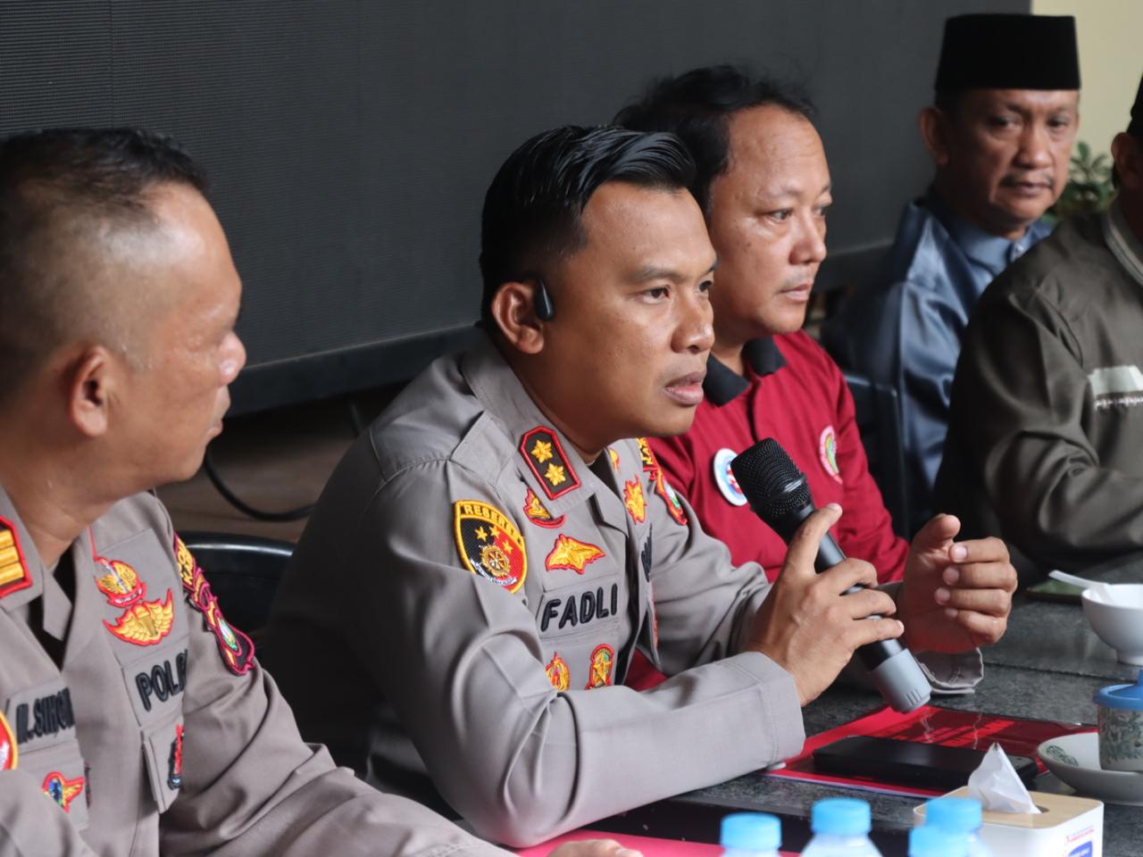 Kapolres Karimun, AKBP Fadli Agus melaksanakan rapat koordinasi bersama para tokoh terkait kasus bunuh diri.