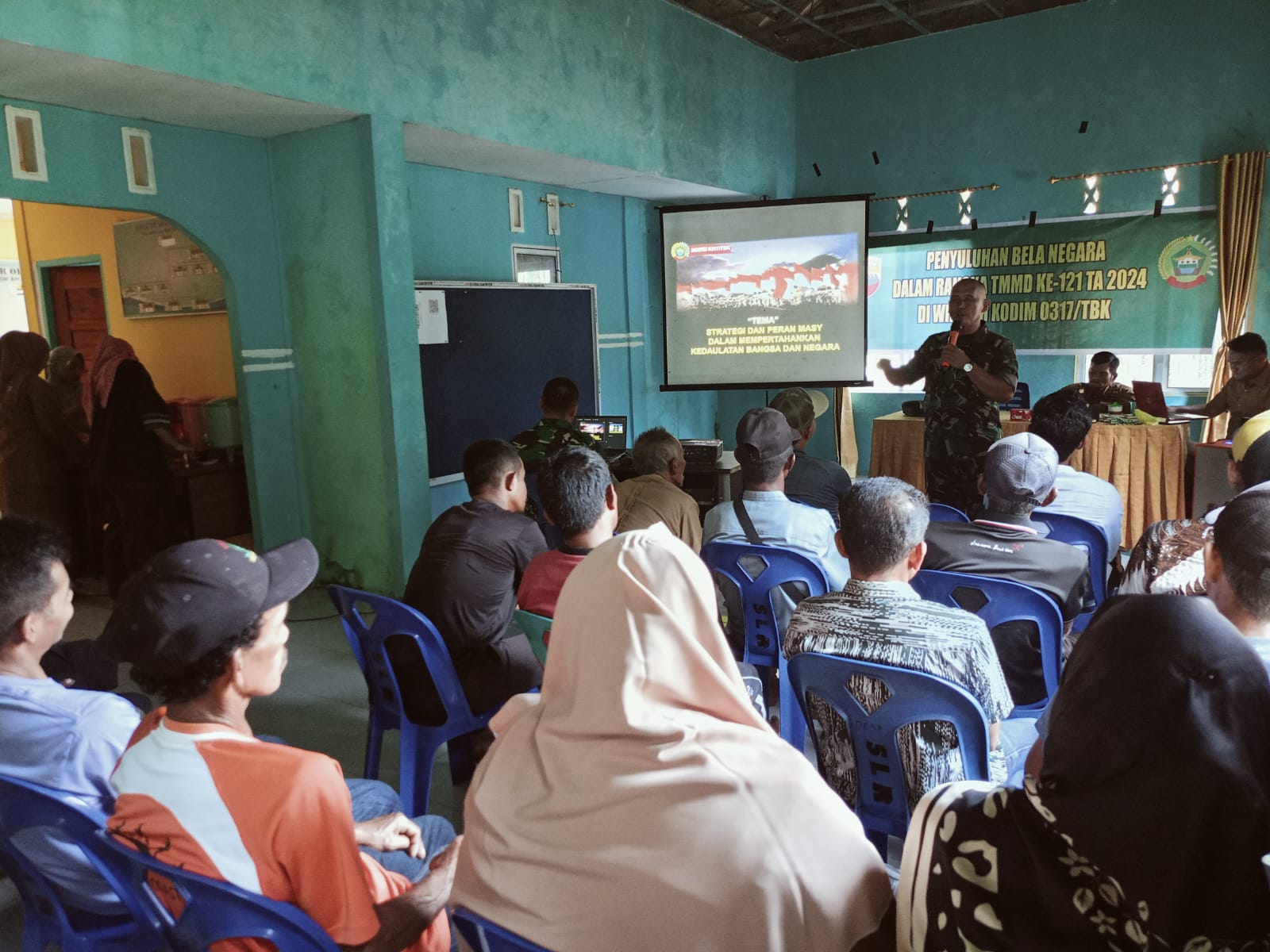 Danramil 02/Moro, Kapten Kav Tatang Rohimat menggelar sosialisasi mengenai Bela Negara kepada warga di Desa Sanglar.