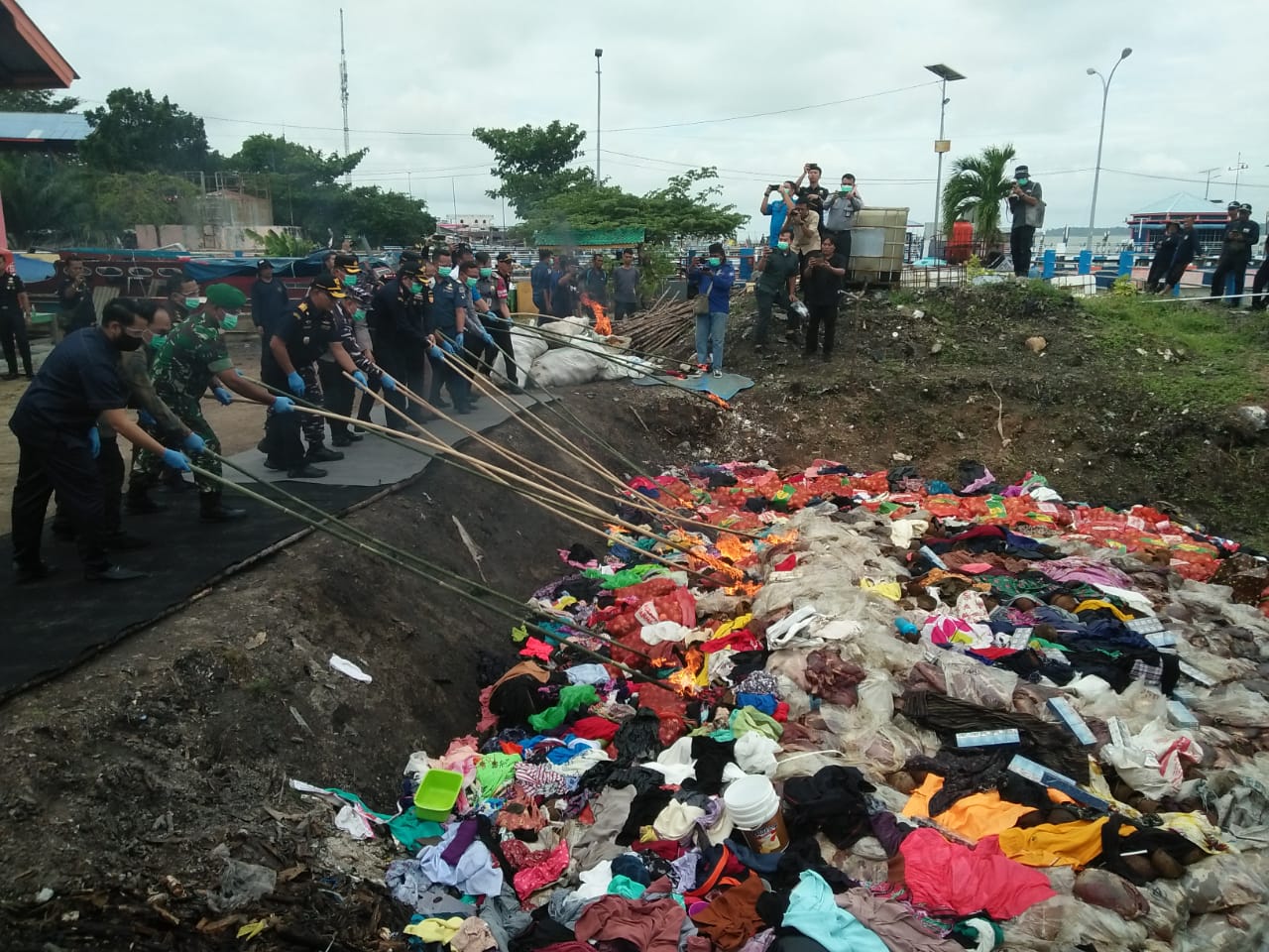 KPPBC TMP B Tanjung Balai Karimun bersama Kanwil DJBC Khusus Kepri musnahkan Barang Milik Negara (BMN), Selasa (9/7/2024).