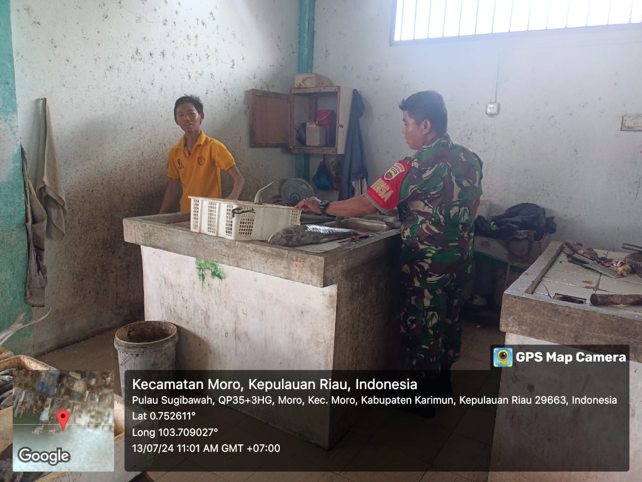 Babinsa Kelurahan Moro Timur, Koramil 02/Moro, Koptu Benny Murdani Komsos dengan para pedagang ikan segar di Pasar Tradisional Moro.