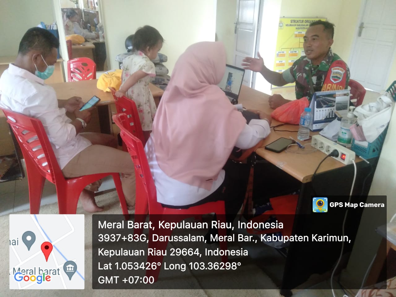 Sertu Suriyono Babinsa Koramil 04/Tebing yang melaksanakan Komsos bersama Lurah Darusallam, Sry Anita di Kantor Lurah Darusallam.