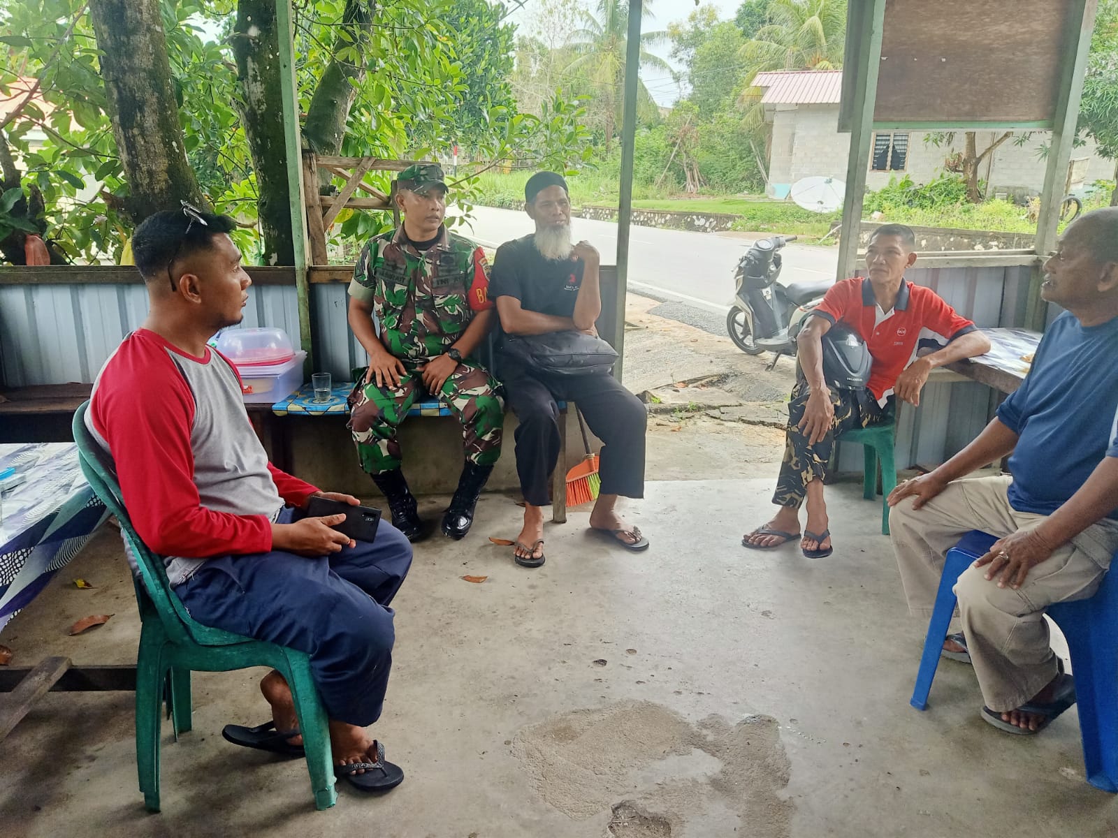 Demi mempererat tali silaturahmi dengan masyarakat, Babinsa Kelurahan Parit Benut, Koramil 01/Balai Kodim 0317/TBK, Serda M. Sirait.