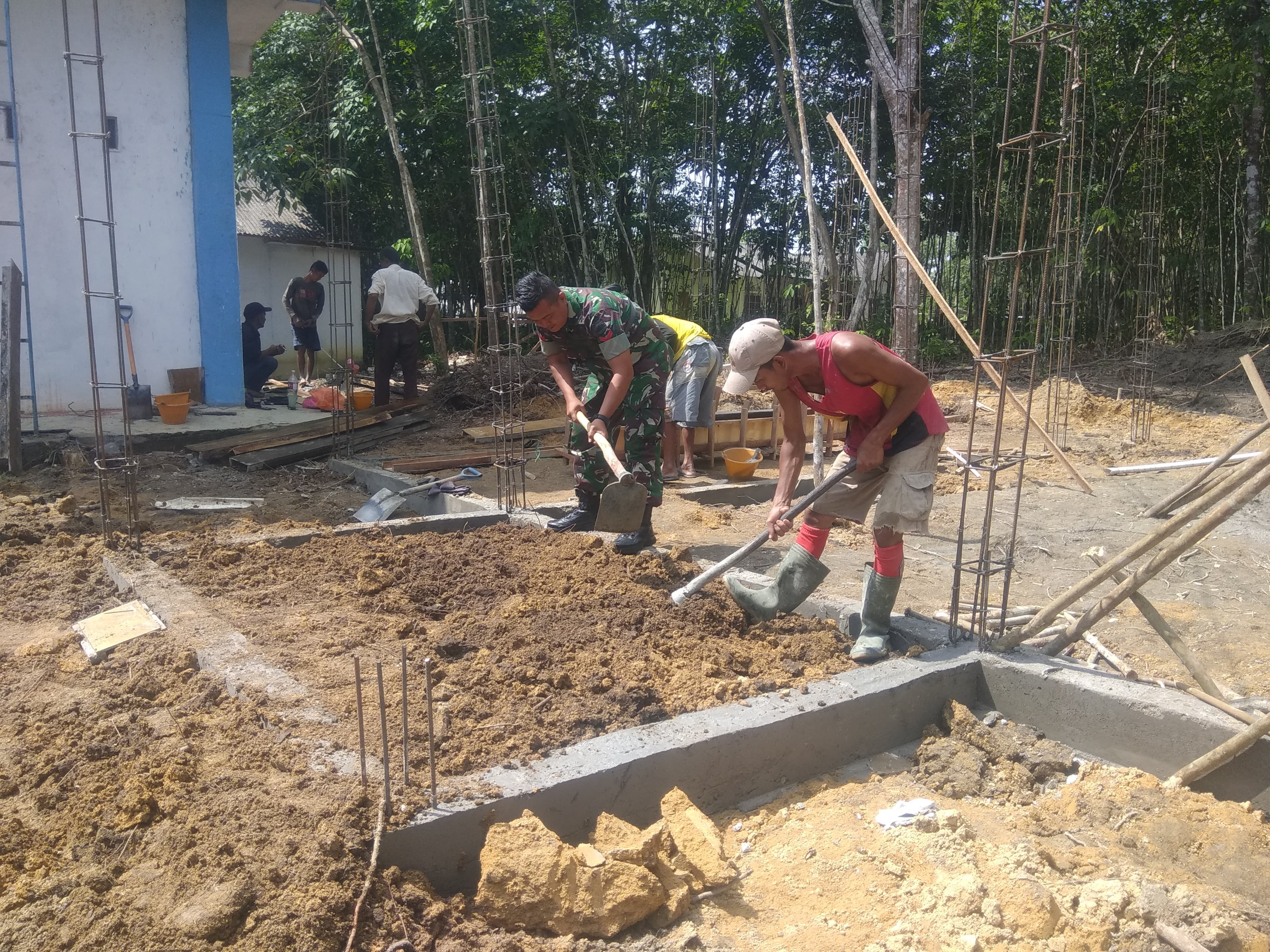 Babinsa Desa Sungai Sebesi, Koramil 03/Kundur, Kopka Endra Syahputra melaksanakan Gotong-royong bersama warga binaan.