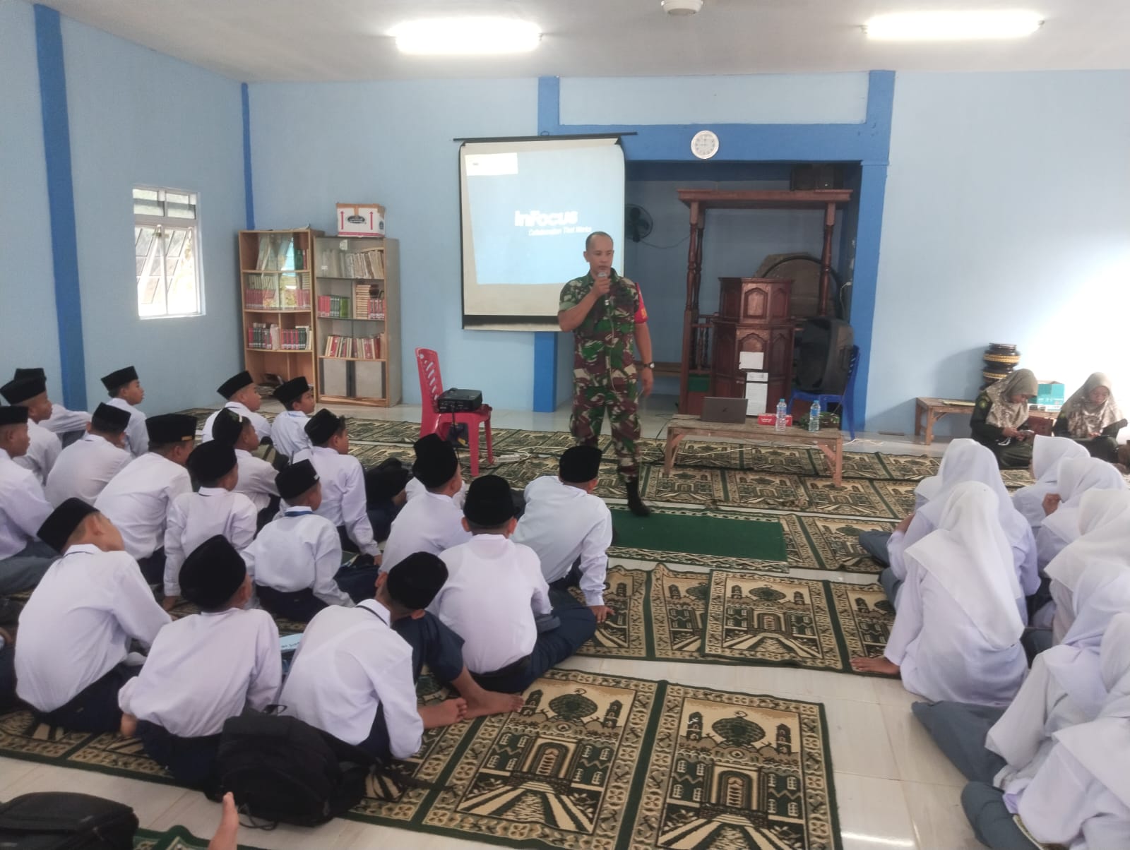 Babinsa Kelurahan Parit Benut, Serda M. Sirait, memberikan sosialisasi dan edukasi tentang anti-bullying kepada siswa-siswi SMPS Al-Hikmah.