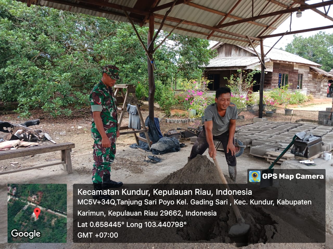 Babinsa Kelurahan Gading Sari, Koramil 03/Kundur, Kopda MF. Sihombing melaksanakan Komunikasi Sosial (Komsos) dengan Warga Binaan.