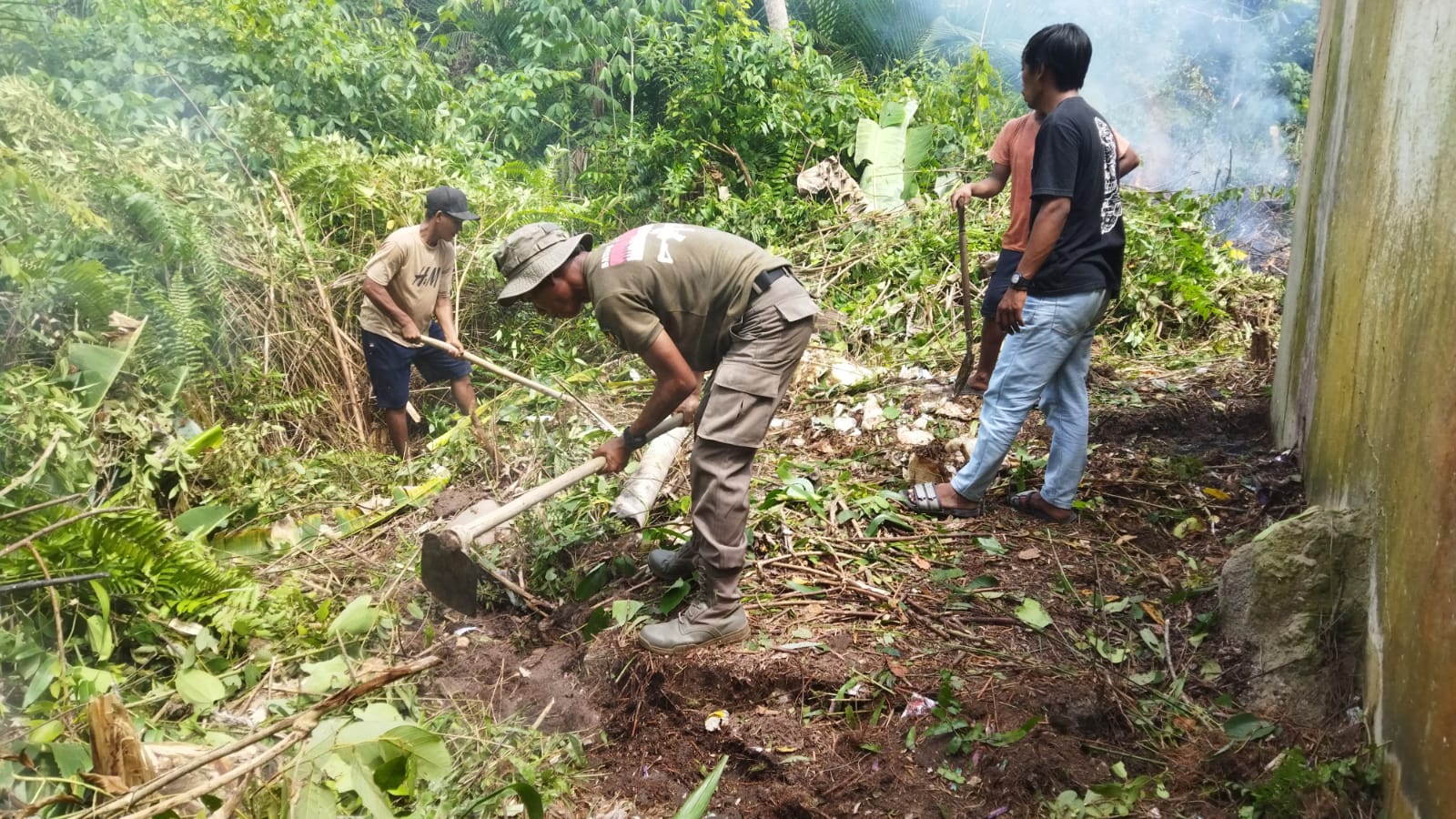 Anggota Satgas TNI Manunggal Membangun Desa (TMMD) ke-121 Kodim 0317/TBK telah memulai kegiatan pembersihan area MCK di Dusun Tanjung Perai.