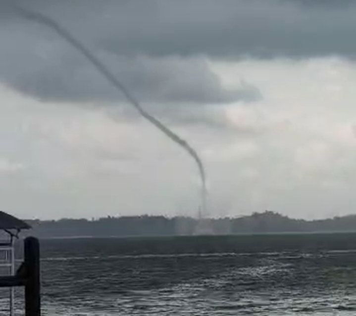 Warga Karimun digegerkan dengan fenomena Waterspout (belalai air) di wilayah perairan depan Coastal Area, Kabupaten Karimun.