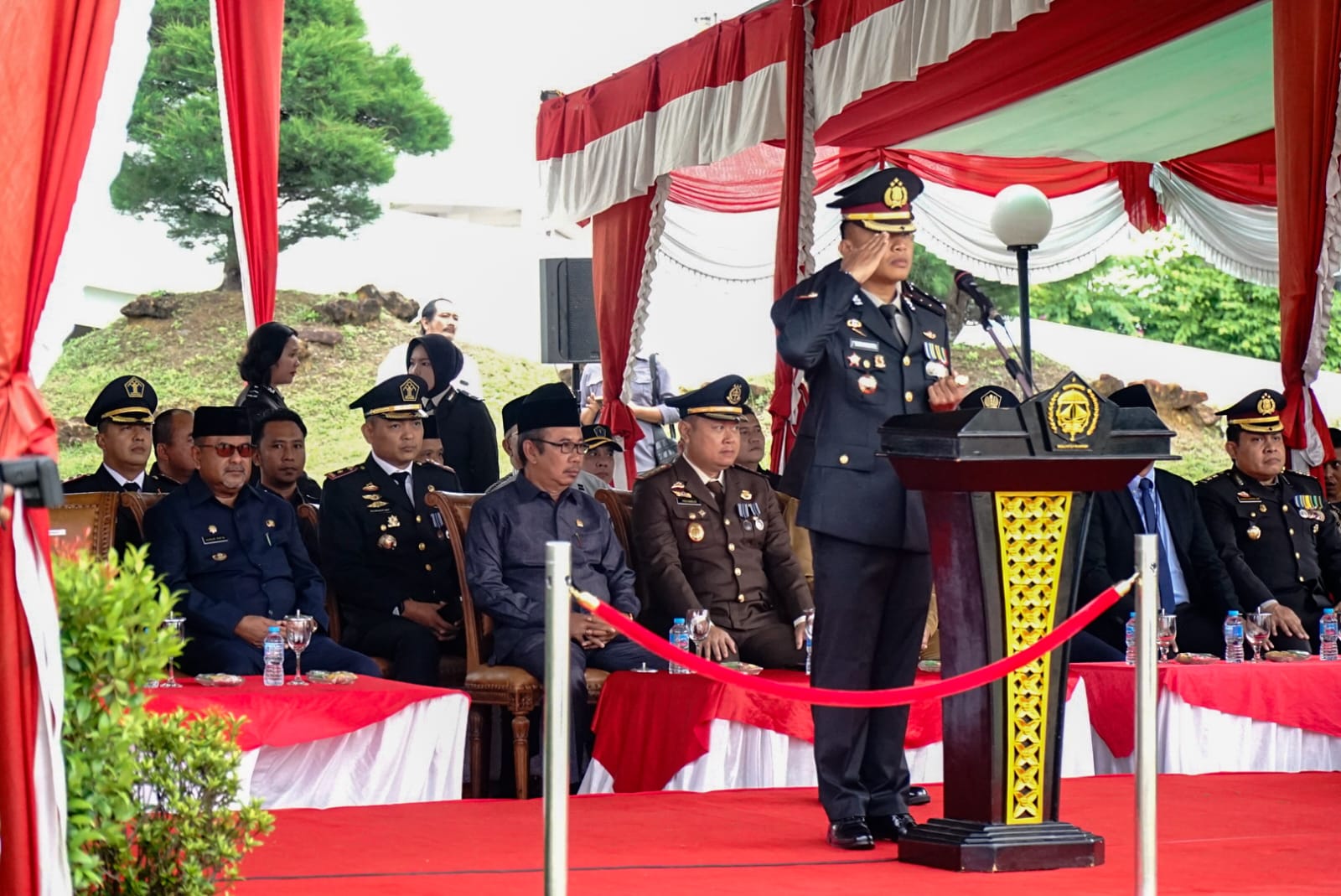 Polres Karimun menggelar upacara memperingati Hari Bhayangkara ke-78 tahun 2024 di halaman Kantor Bupati Karimun, Senin (1/7/2024).