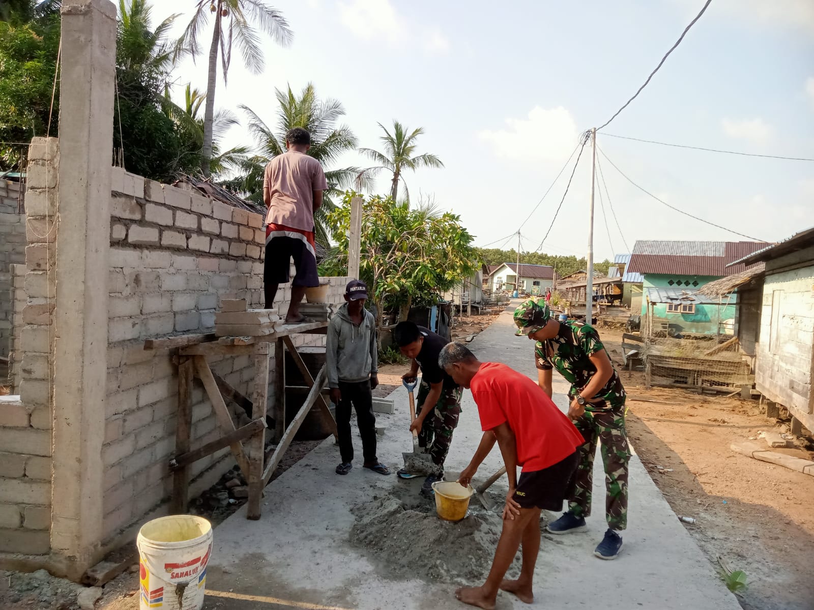 Pemasangan tembok batako untuk Rumah Tidak Layak Huni (RTLH) milik Ibu Kalyanti terus dilaksanakan dengan semangat gotong-royong.