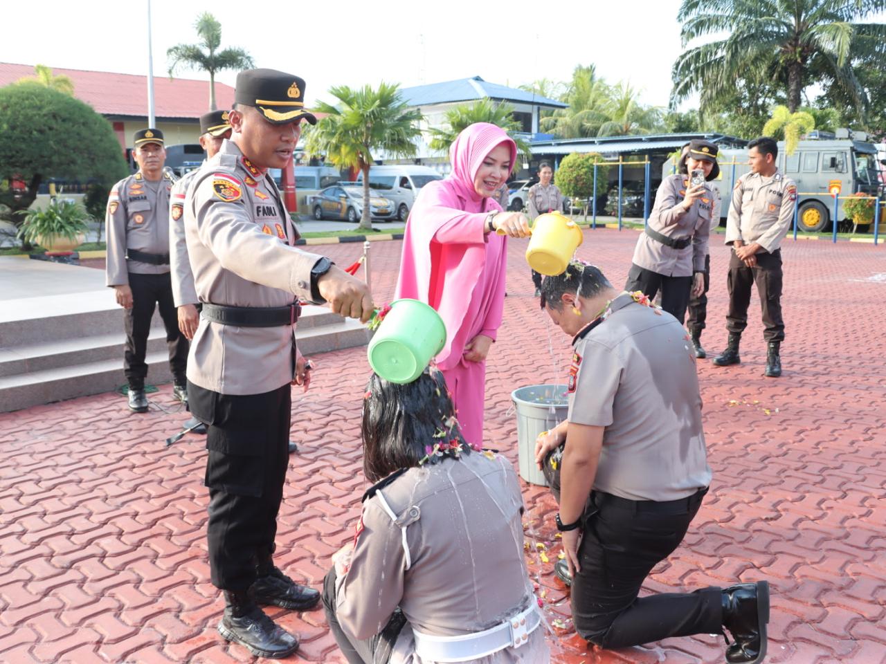 41 Personil Polres Karimun menjalani prosesi kenaikan pangkat, yang dilaksanakan di halaman Mapolres Karimun, Senin (1/7/2024).Ka