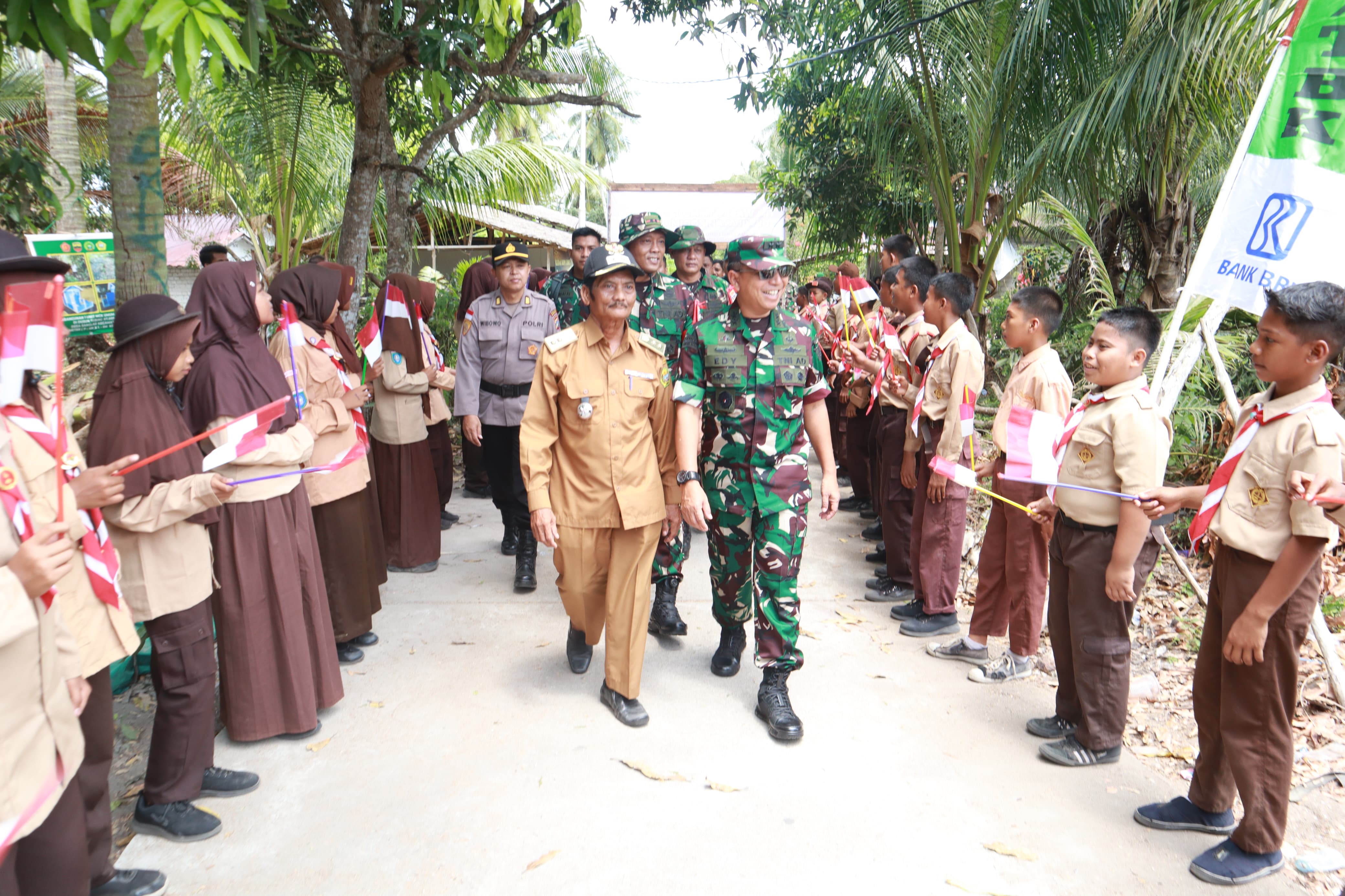 Mayjen TNI Edy Sutrisno mengecek perkembangan dalam pengerjaan program TMMD ke-121 di Desa Sanglar, Kabupaten Karimun.