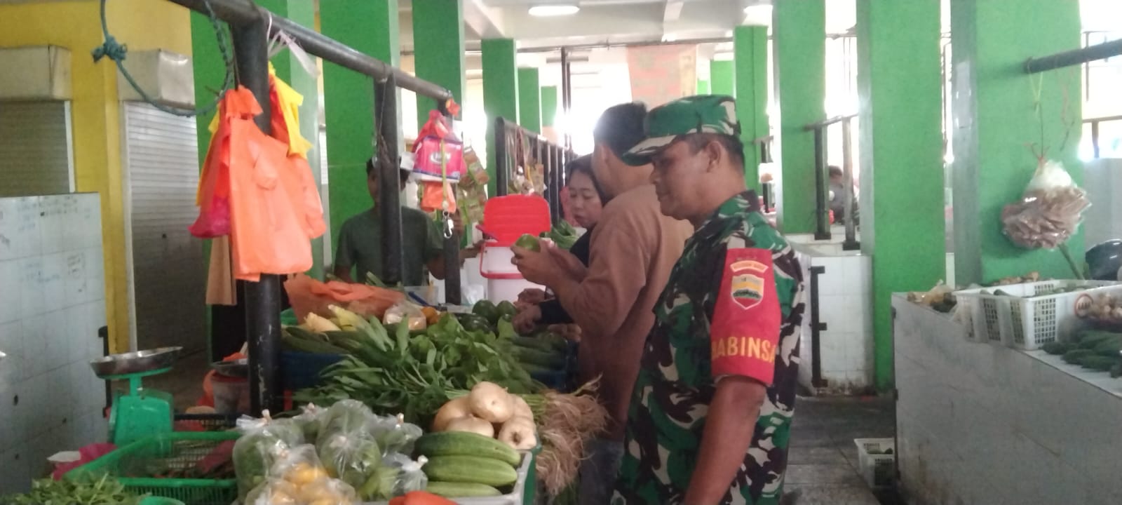 Sertu Faisal Gunawan, anggota Babinsa dari Koramil 03/Kundur, melaksanakan kegiatan Komsos dengan para pedagang di Pasar Mutiara hari ini.